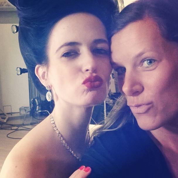 Un selfie di Eva Green insieme alla fotografa Julia Fullerton-Batten